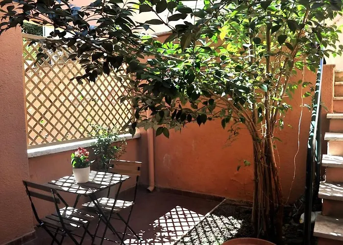 Casa Con Giardinetto Al Centro Di Appartamento