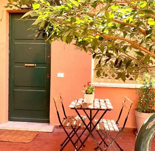 Casa Con Giardinetto Al Centro Di