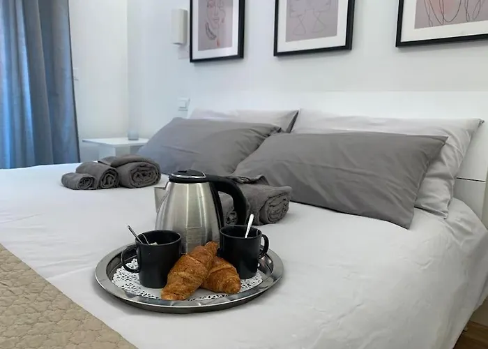 Casa Con Giardinetto Al Centro Di *