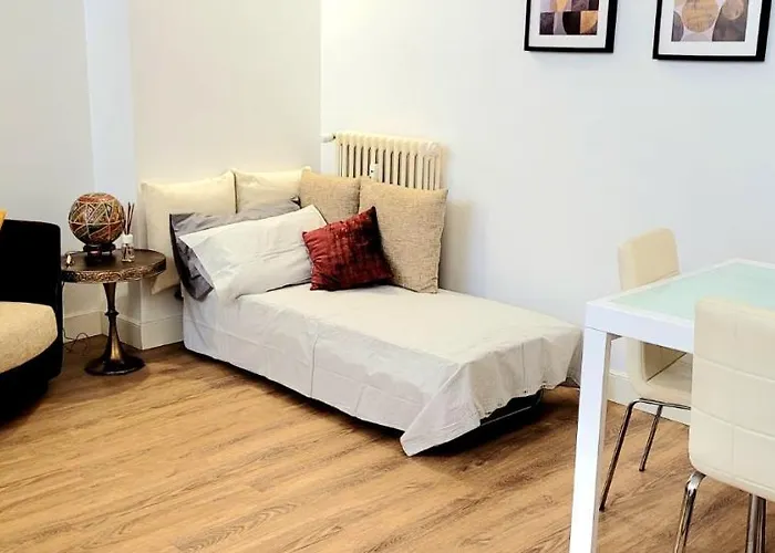 Casa Con Giardinetto Al Centro Di Appartamento